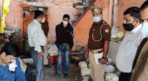 आबकारी विभाग के हाथ लगा अवैध शराब व अवैध शराब बनाने का ज़खीरा