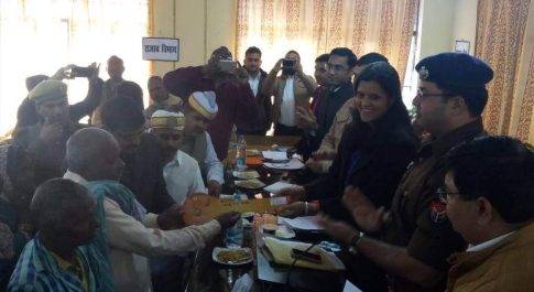 सम्पूर्ण समाधान दिवस पर 18 लाभार्थियों को सौंपी गयी आवास की चाभी