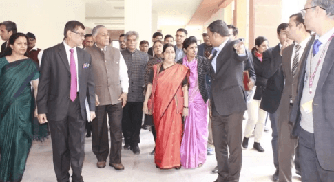 वाराणसी में होने वाले प्रवासी भारतीय सम्मेलन की तैयारियों का जायजा लेने पहुंची विदेश मंत्री सुषमा स्वराज
