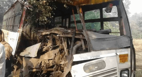 तेज रफ्तार कंटेनर ने बस को मारी टक्कर, 30 यात्री घायल