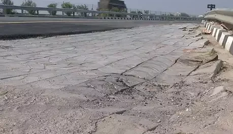 मिट्टी खिसकने से आगरा लखनऊ एक्सप्रेसवे एक तरफ झुका,आईं बड़ी-बड़ी दरारें