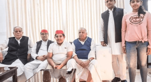 बच्चों संग अखिलेश ने दी मुलायम को दी जन्मदिन की शुभकामनाएं