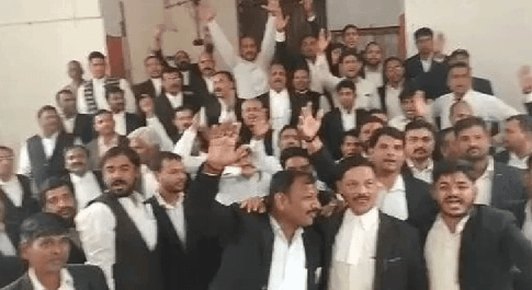 आक्रोशित वकीलों ने कोर्ट व डीएम ऑफिस की तोड़फोड़,चौकियों को हटाने पर हुआ घमासान
