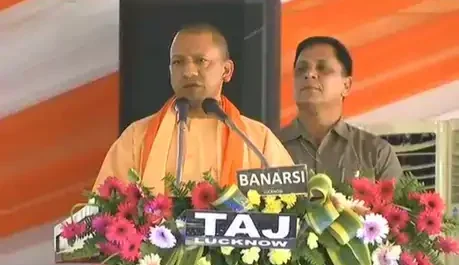 संदेश बाइक रैली को हरी झंडी दिखाकर CM योगी ने कहा -गरीबों का विकास ही बीजेपी का एक मात्र लक्ष्य