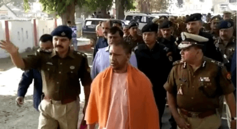 पुलिस लाइन का औचक निरीक्षण करने पहुंचे सीएम योगी,मचा हड़कंप