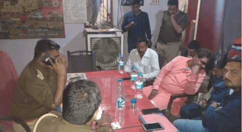 भाजपा नेता से दरोगा ने किया दुर्व्यवहार,पार्टी कार्यकर्ताओं ने किया चौकी का घेराव