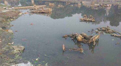 पूजा आस्था कैसे हो होगी पूरी, सरयू तटों पर भारी गंदगी