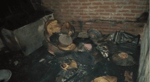 शार्ट सर्किट से घर में लगी आग, सो रहा बच्चा जिंदा जला,तीन झुलसे
