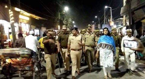 *जिलाधिकारी व पुलिस अधीक्षक महोदय द्वारा किया गया कस्बा नानपारा क्षेत्र में पैदल गश्त*