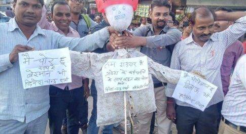देश नेतृत्व के हड़ताल को रोकने से शिक्षकों में आक्रोश