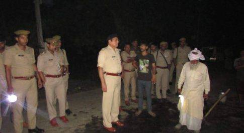 बीती रात हुई आगजनी मामले का पुलिस अधीक्षक ने किया निरीक्षण