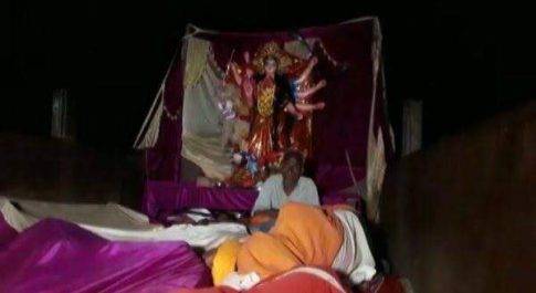 गोंडा में दुर्गा प्रतिमा विसर्जन को लेकर दो समुदाय के लोग आपस में भिड़े, पथराव में जिलाअधिकारी समेत कई पुलिस कर्मी घायल