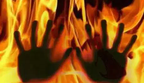 घरेलू कलह के चलते चार बच्चों के हाथ-पैर बांधकर मां ने लगाईं आग, मचा हड़कंप