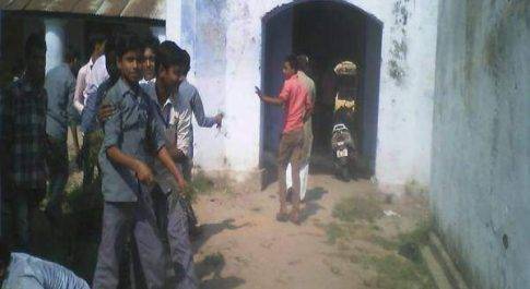 बेसिक शिक्षा मंत्री के गृह जनपद में शिक्षा के बदले विद्यालयों में घास नोचने की दी जा रही है ट्रेनिंग