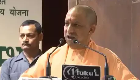 सीएम योगी ने किया गोरखपुर मेडिकल काॅलेज में आयुष्मान भारत जन आरोग्य योजना का शुभारंभ कहा -अब इलाज के लिए नहीं रखना पड़ेगा घर और जेवर गिरवी