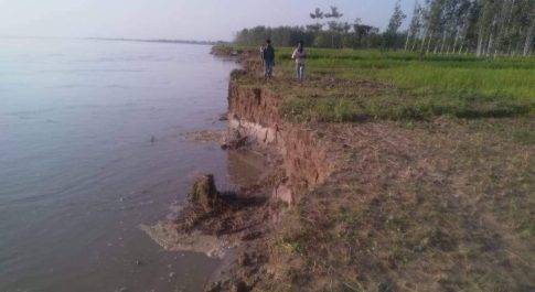 घाघरा निगल रही है किसानों के खेत व खेतों में लगी खड़ी फसल