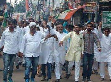 कांग्रेस के भारत बंद का शहर मे दिखा मिला जुला असर, पार्टी लीडरों ने मार्च निकाल कर किया शक्ति प्रर्दशन