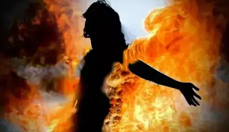 एक लड़की ने मनचलों से परेशान होकर खुद पर तेल छिड़कर आग लगाई