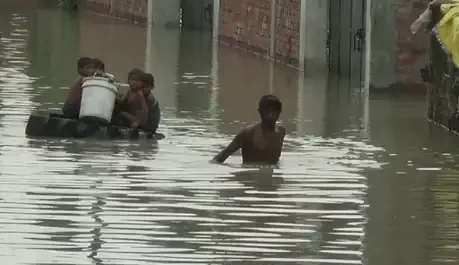 लगातार भारी बारिश जारी,घाघरा, गंगा समेत तमाम नदियां खतरे के निशान के ऊपर