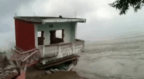 पांच सेकेंड में नदी में समा गया दो मंजिला मकान
