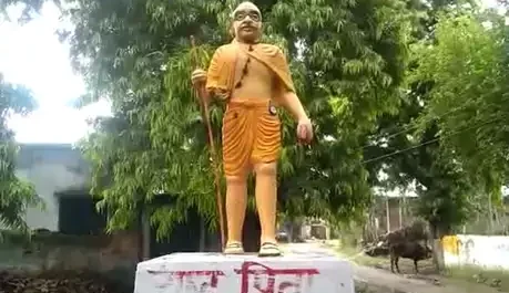 आंबेडकर के बाद अब रातों-रात चढ़ा राष्ट्रपिता महात्मा गांधी पर भगवा रंग