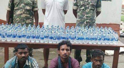 तीनअभियुक्तों को 230 CC नेपाली शराब के साथ एस एस बी जवानों ने दबोचा