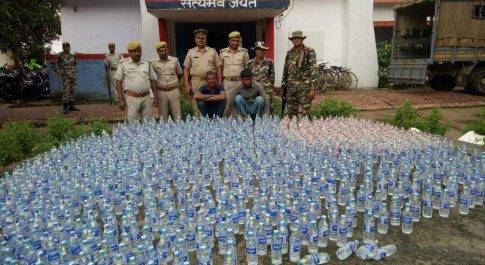 गस्त के दौरान भारत नेपाल सीमा पर पकड़ी गई नेपाली शराब 2 अभियुक्त गिरफ्तार