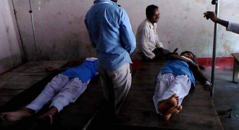 विद्यालय के खाने में मिकला कीड़ा, दर्जनों छात्रों ने नहीं खाया खाना दो दिन से है भूखे