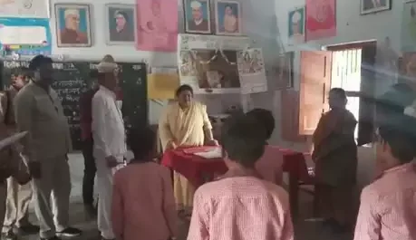 योगी सरकार ने बच्चों को जूते, मोज़े और ड्रेस बदली जिससे वह छात्र लगें, छोटे होमगार्ड नहीं :अनुपमा जायसवाल