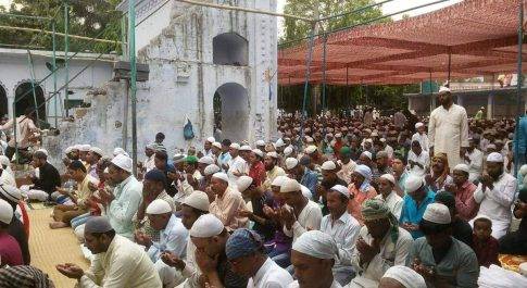 नम आँखो से अदा की गयी अलविदा की नमाज़, ईद की तैयारी मुकम्मल