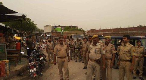 फखरपुर पुलिस ने आर आर एफ जवानों के साथ पैदल मार्च कर सुरक्षा का दिलाया एहसास