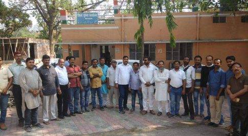 गुंडे द्वारा एक पत्रकार पर फर्ज़ी मुक़दमा क़ायम कराने के विरोध में आक्रोशित होकर लामबद्ध हुए पत्रकार