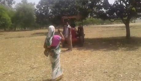 यूपी के दबंग सिपाही ने खुलेआम दी महिला को गोली मारने की धमकी