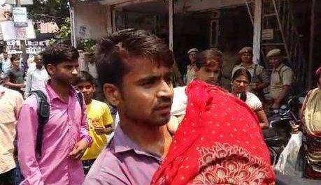 बीमार मां को कंधे पर लेकर अस्पताल पहुंचा युवक,लखनऊ रेफर