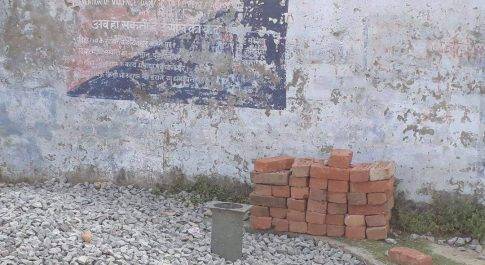 पानी तो दूर की बात है हैंडपंप ही नहीं रहा अपने स्थान पर