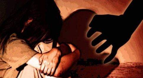 खून से लथपथ छह साल की बच्ची को लेकर पिता पहुंचा थाने, लगाया पड़ोसी पर रेप करने का आरोप