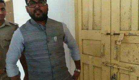 पेयजल की शिकायतों पर बीजेपी विधायक ने जल संस्थान कार्यालय में डाला ताला, चाभी कमिश्नर को सौंपते हुए कार्रवाई करने को कहा