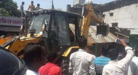 बहराइच के आदर्श नगर पालिका परिषद नानपारा में बड़े पैमाने पर चला अतिक्रमण हटाओ अभियान