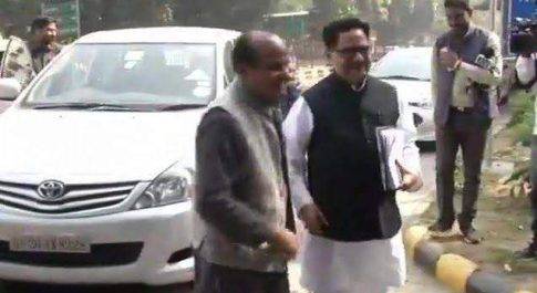छत्तीसगढ़ में रुपये बाटने को लेकर कांग्रेस ने चुनाव आयोग से की शिकायत