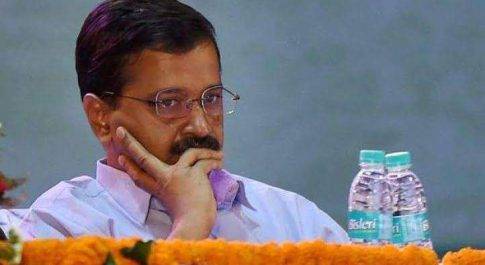 सीएम केजरीवाल की सुरक्षा में हुई बड़ी चूक,अनजान शख्स ने मिर्ची पाउडर से किया हमला