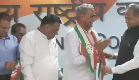 बीजेपी का साथ छोड़कर कांग्रेस में शामिल हुए सांसद हरीश मीणा