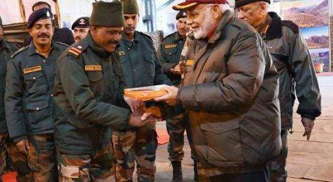 PM मोदी ने जवानों के साथ मनाई दिवाली, बांटी मिठाईयां