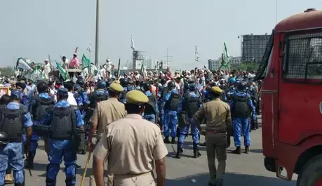 बेनतीजा बातचीत के बाद दिल्ली की ओर बढ़ रहे किसानों पर दागे गए आंसू गैस के गोले किया लाठीचार्ज