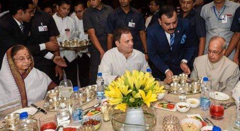 ताज पैलेस होटल में चल रही कांग्रेस की इफ्तार पार्टी में धार्मिक और सियासी जमावड़े के साथ ही विपक्ष के नेताओं ने भी शिरकत की