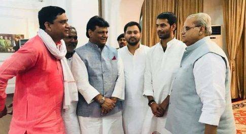 कर्नाटक का नाटक बिहार में शुरू, तेजस्‍वी ने राज्‍यपाल से की मुलाकात कहा – बिहार में भी सबसे बड़ी पार्टी को सरकार बनाने का मौका दे