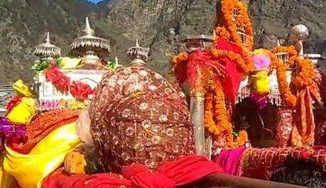 चारधाम यात्रा की हुई शुरुआत, मां की डोली के साथ सैकड़ों भक्तों का जत्था