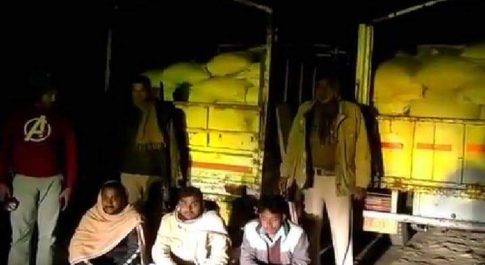 महाराजगंज। एसडीएम ने गश्त के दौरान सुबह 4:00 बजे बाबू पैसिया के पास दो पिकअप पर लदी 121 बोरी कनाडिया मटर के साथ तीन को किया गिरफ्तार
