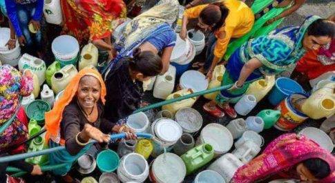 पानी की किल्लत जूझ रही दिल्ली, टैंकर के इंतजार में बीत रहे लोगों के दिन