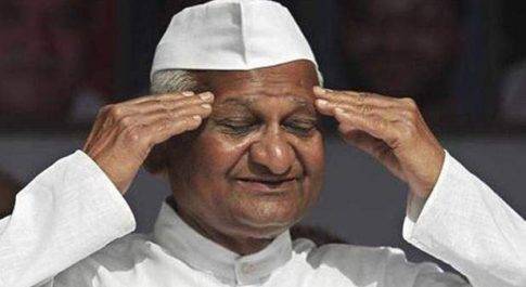 7 दिनो बाद हुआ अन्ना हजारे का अनशन खत्म, CM फडणवीस ने पिलाया जूस