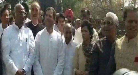 SC/ST एक्ट फैसले पर कांग्रेस ने संसद परिसर में किया प्रदर्शन, कहा -सरकार ने सुप्रीम कोर्ट में सही ढंग से पक्ष नहीं रखा